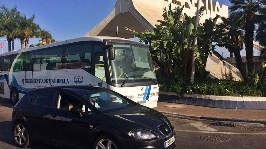 Uno de los autobuses que gestiona el Ayuntamiento pasa junto al arco de Marbella.