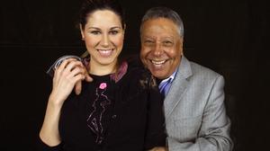 Tamara i Moncho canten en acústic la cançó ’Esta tarde vi llover’.