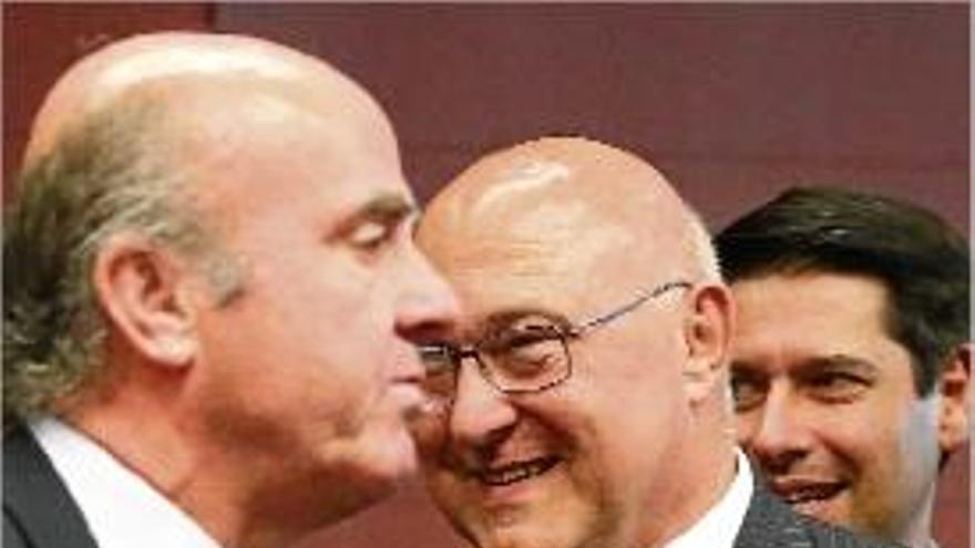 De Guindos i el ministre francès Michel Sapin, ahir, a l&#039;Eurogrup.