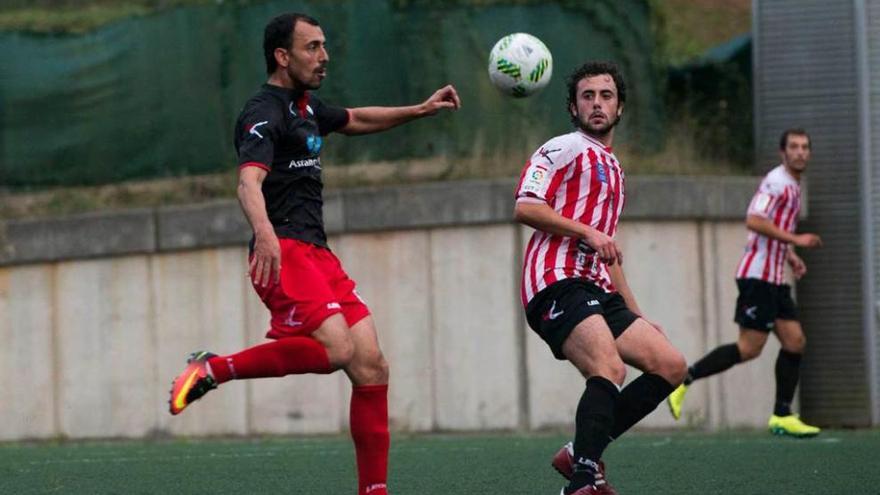 Espolita controla el balón en el duelo del pasado sábado ante el Siero.