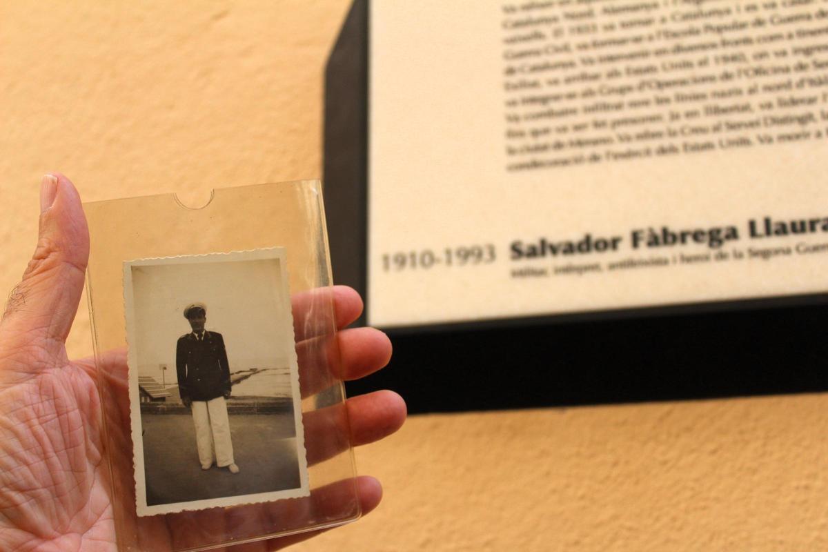 Una foto de Fàbrega davant la placa que el recorda