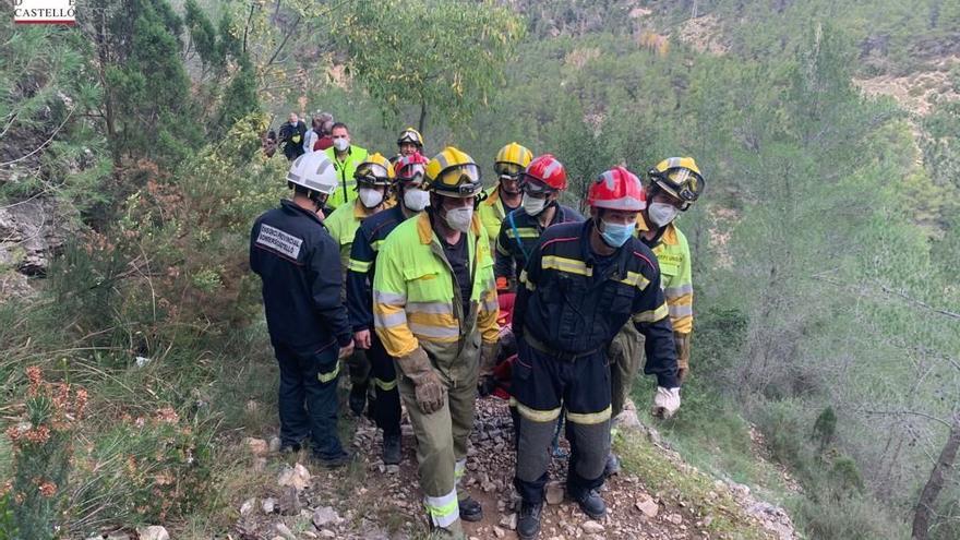 Los efectivos de rescate cargan a la mujer hasta la carretera en una camilla.