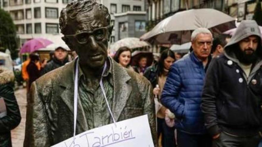 El Consejo de Igualdad indulta, sin votación, la estatua de Woody Allen en la calle Milicias