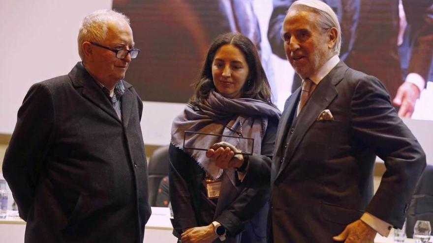 Juan Mari Arzak y su hija Elena Arzak, con Francisco López Canis.