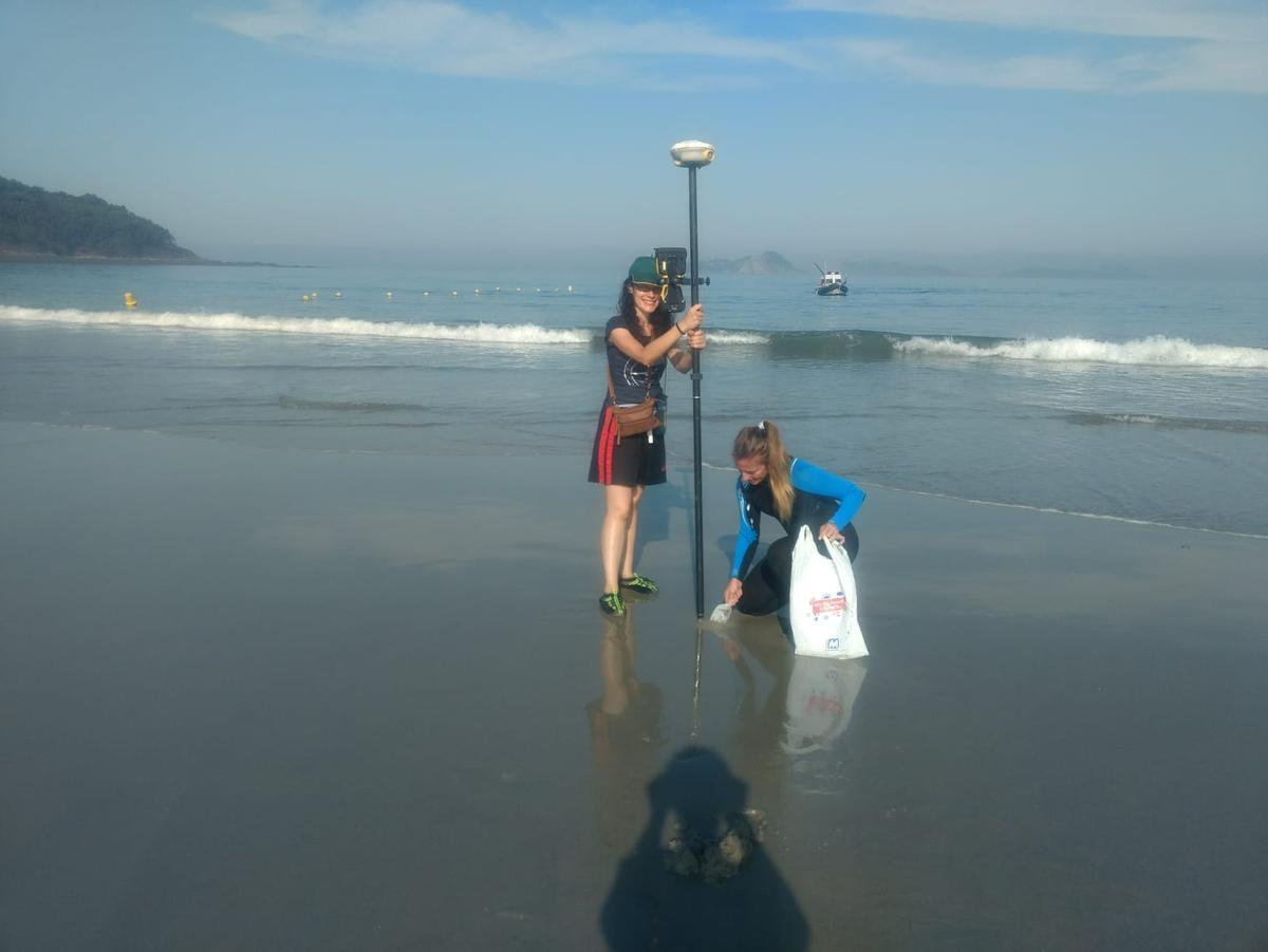 Dos investigadoras, muestreando en la playa de Patos.