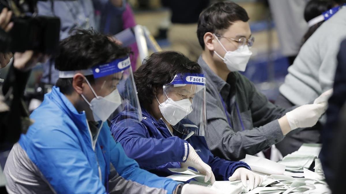 Recuento de votos en la Comisión Electoral Nacional de Corea del Sur, este miércoles.