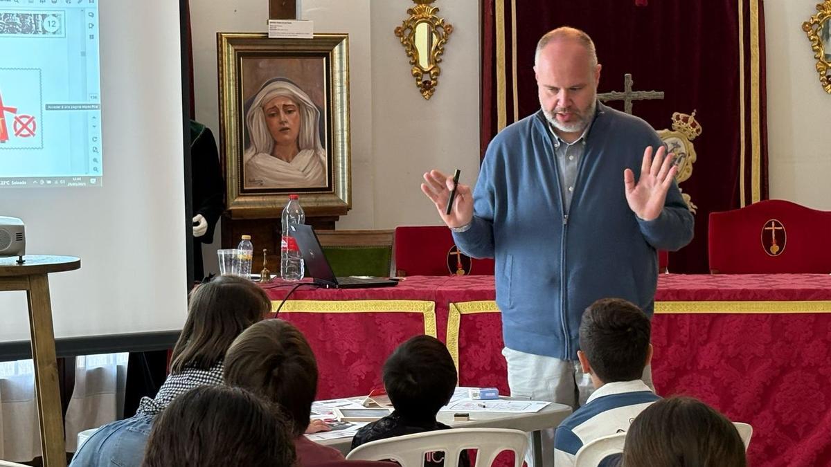 José Ramón Rodríguez, durante el taller para niños organizado esta Cuaresma en la hermandad de las Penas.