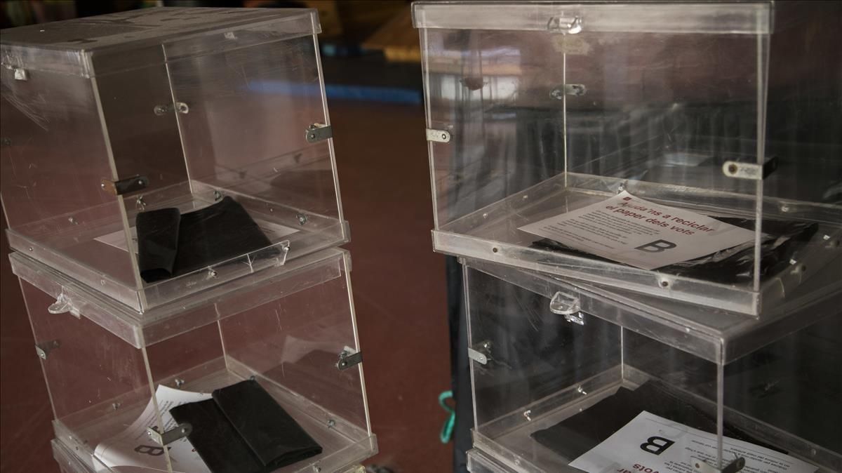 Urnas preparadas en un colegio de Barcelona para las elecciones de 2017.