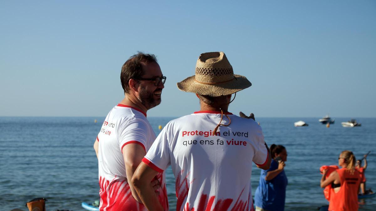 Dues persones de SOS Costa Brava xerrant.
