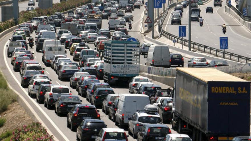 Estado del tráfico en el aceso a la N-1 desde la M-40, en Madrid, en una jornada en la que la Dirección General de Tráfico pone en marcha la primera operación salida del verano, que se desarrollará hasta el próximo domingo, periodo durante el que se prevé que se produzcan casi cuatro millones de desplazamientos. EFE/Bernardo Rodríguez