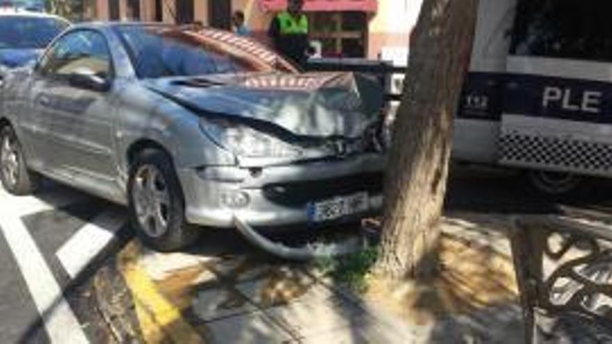 Estado del vehículo tras chocar su conductora contra un árbol y causar daños a un coche y un ciclomotor.