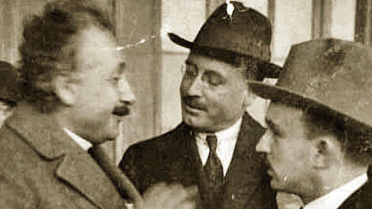 Einstein en Zaragoza con Pedro Pineda y Jerónimo Vecino, 1923.