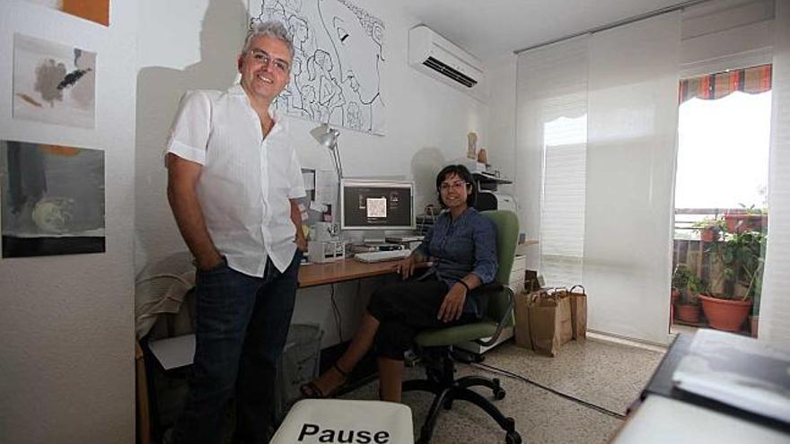 El artista Manuel Galdón junto a Directora de Arte, María José Castañer, creadores del estudio &quot;Editoriart&quot; en internet.