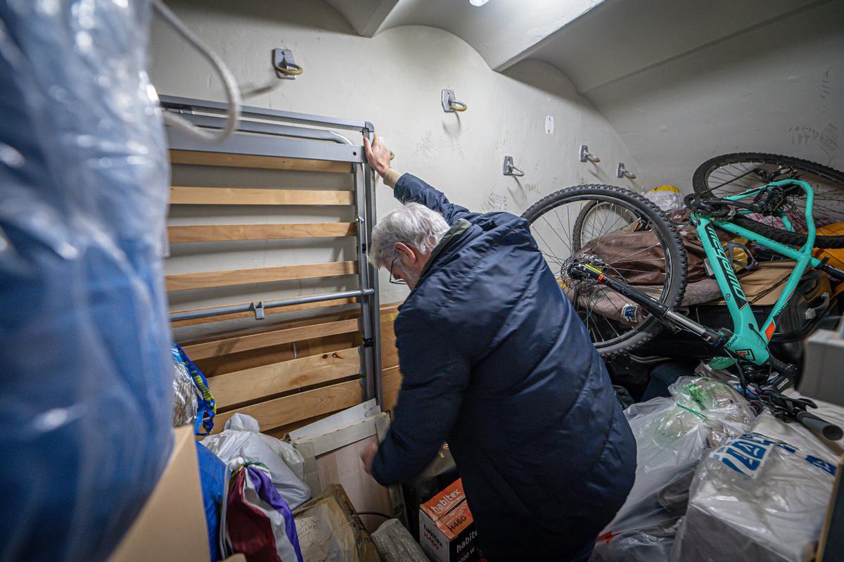 Barcelona 02/01/2026 Barcelona. El boom de los trasteros se dispara al reducirse el tamaño de las viviendas y por los cambios de vida: "En casa no tengo ya espacio". Imágenes de distintas empresas de trasteros urbanos en el centro de Barcelona: Blue space, oh my box, trasters urbans, central trasteros...En la imágen, un particular tiene alquilado un trastero en los bajos de un piso del eixample. AUTOR: MANU MITRU