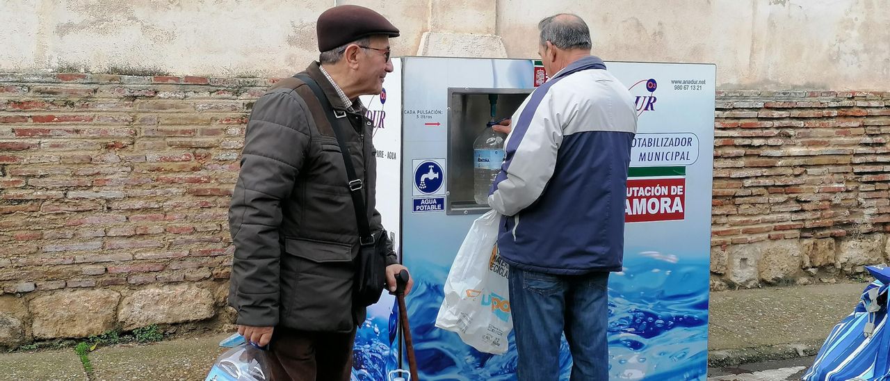 Vecinos llenan garrafas de agua en la planta potabilizadora de San Francisco