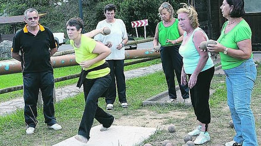 Integrantes de Las Riosellanas, en plena tirada de bolos. / lópez de arenosa