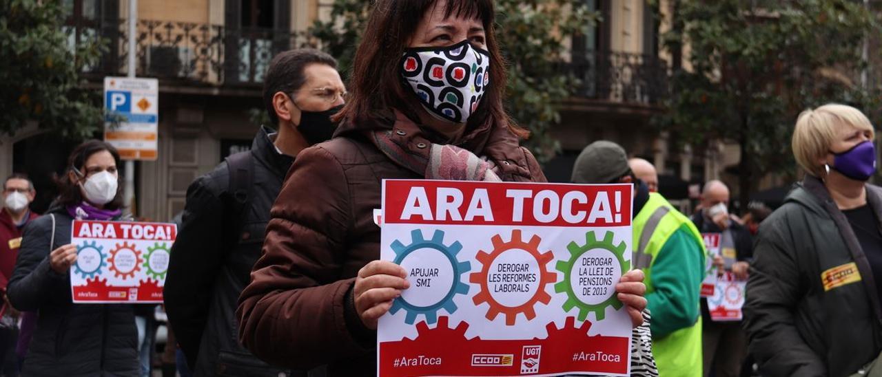 Una delegada sindical protesta frente a la sede del Gobierno en Barcelona.