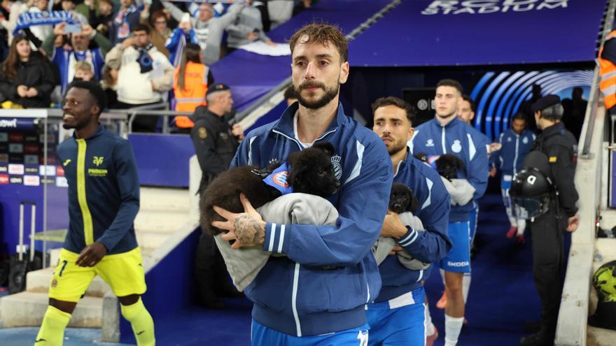 Los jugadores del Espanyol saltaron al campo con mascotas en sus brazos para concienciar contra el abandono animal