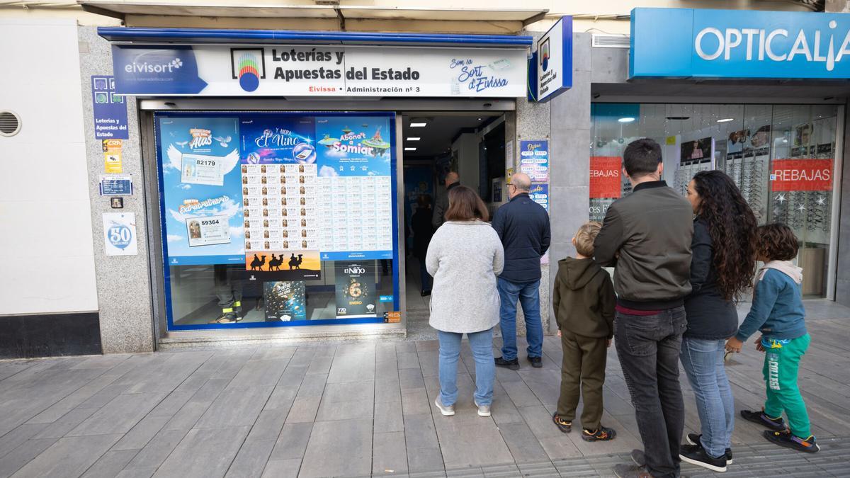 Colas para comprar décimos de la Lotería de Navidad frente a una administración