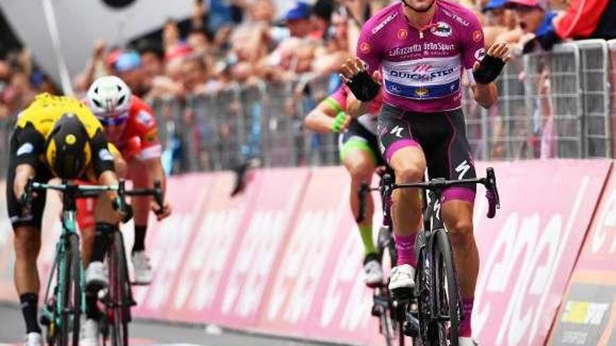 Viviani festeja su victoria en la meta de Nervesa della Bataglia. // Efe