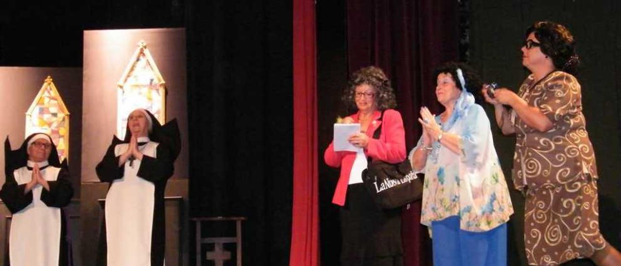 Sor María, la Madre Superiora, Luisa (la periodista de LA NUEVA ESPAÑA), Marcela (la ayudante de la fotógrafa) y Cristina (la fotógrafa), durante su actuación el pasado mes agosto en Candás.