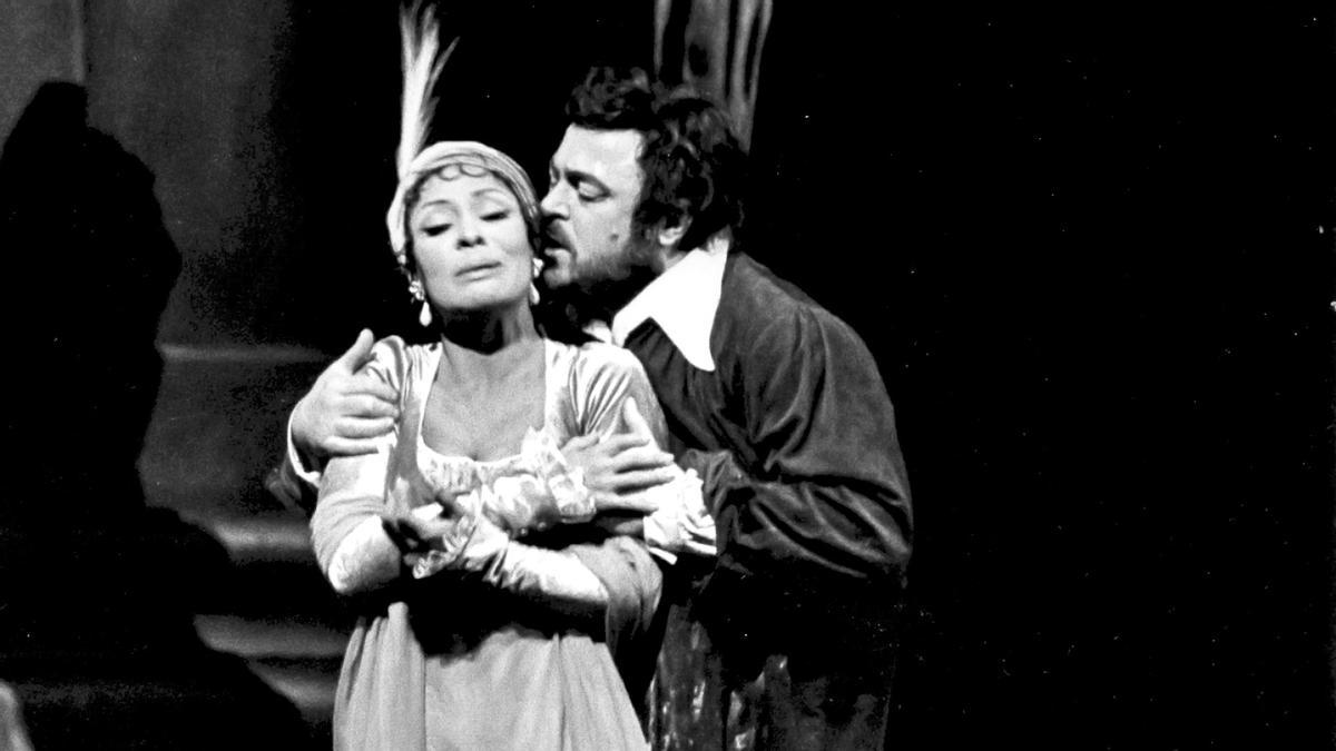 Shirley Verret e Luciano Pavarotti, nun momento de «Tosca».