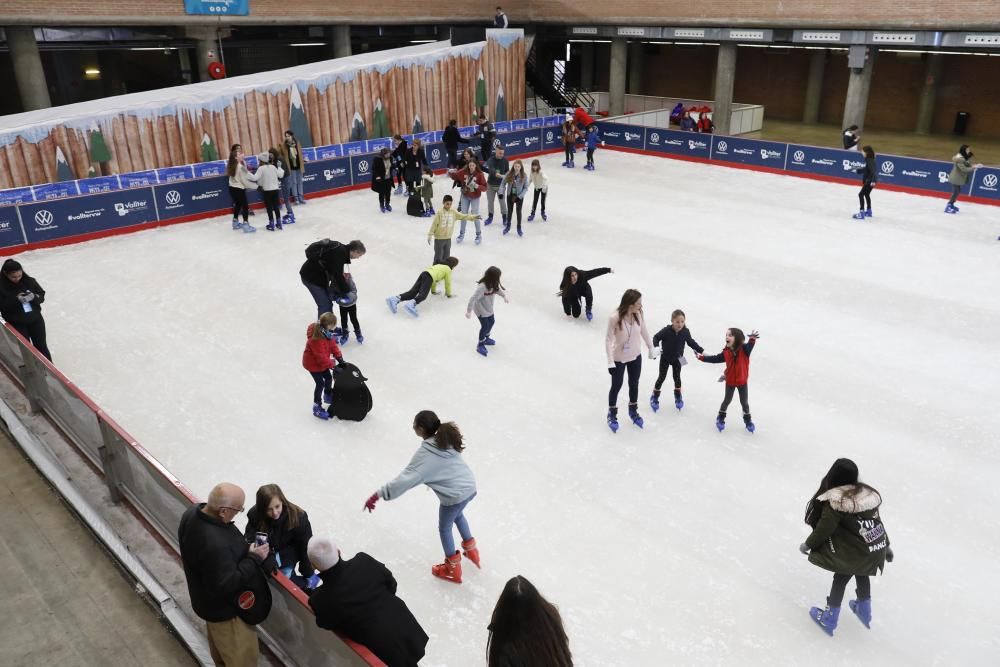 La pista de gel de Girona s'omple de patinadors