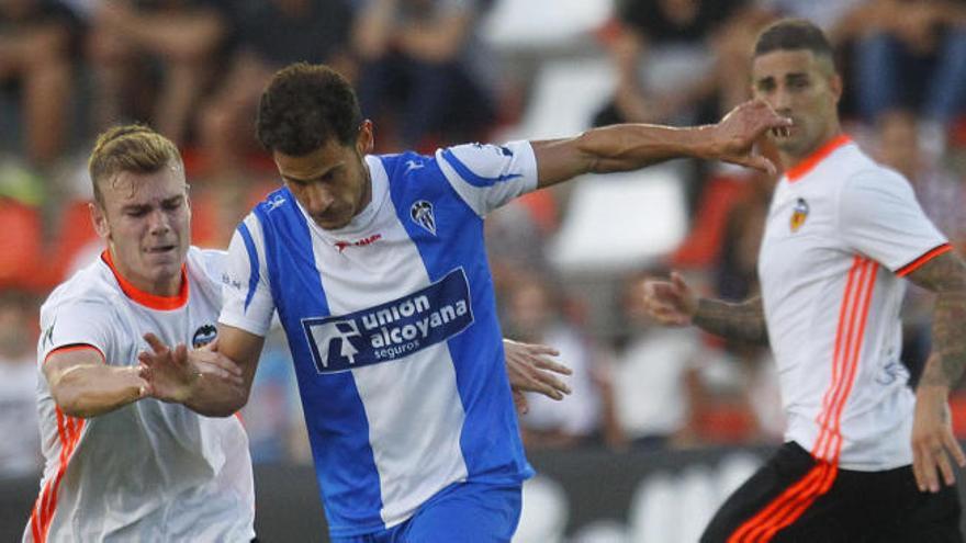 El Mestalla empata ante el Alcoyano y se coloca líder