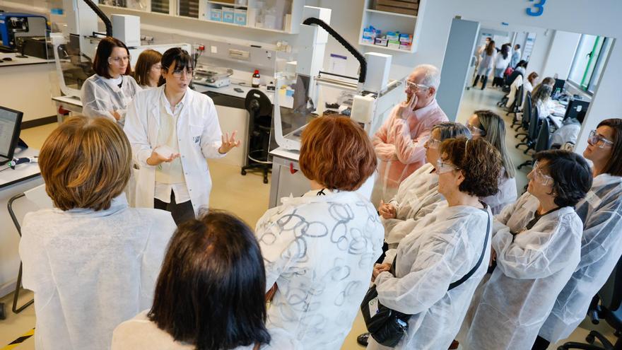 Un centenar de voluntarios de la AECC conocen en Santiago la labor de investigadores del Cimus a los que apoyan