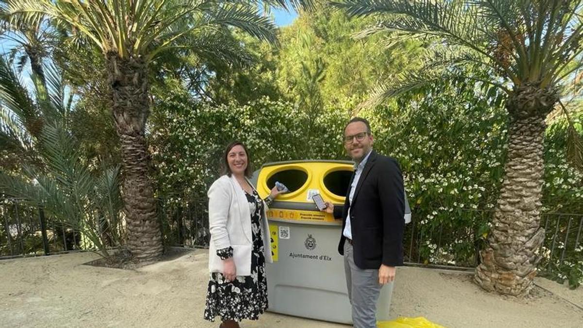 El edil de Limpieza y la delegada de Ecoembes presentan la campaña para reciclar con premio en Elche