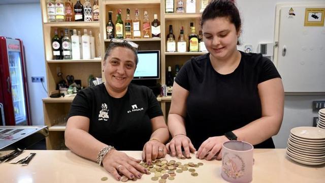 Rosa y Nazaret cuentan propinas en "Fame Nejra".