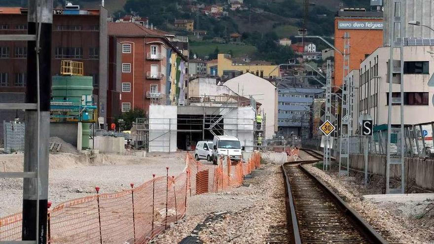 Trabajos que se desarrollan en el entorno de la nueva estación subterránea de La Felguera.