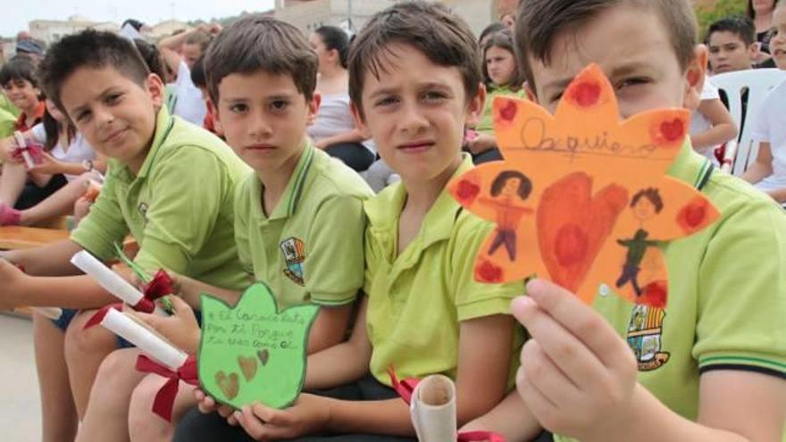 Niños del colegio durante el homenaje de ayer.