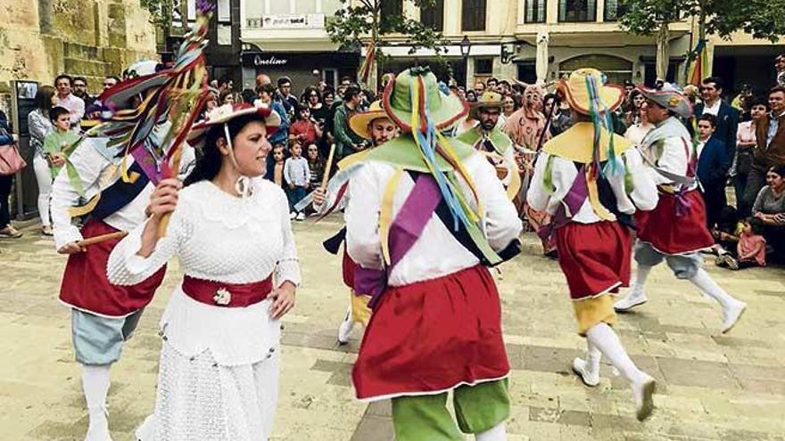 Las singulares danzas del conjunto ritual, formado por Cossiers, dama, ´dimoni´ y músicos, desprendieron, ayer, magia y autenticidad.