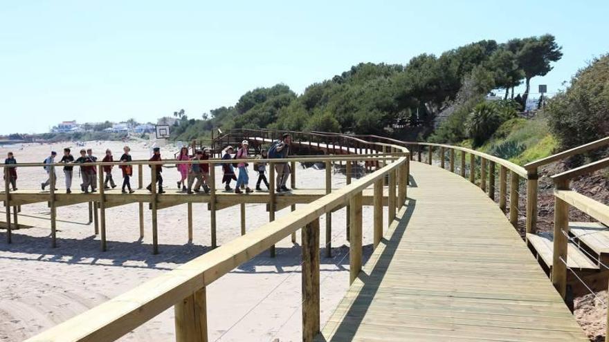 Alcossebre recupera a tiempo la pasarela del sendero litoral