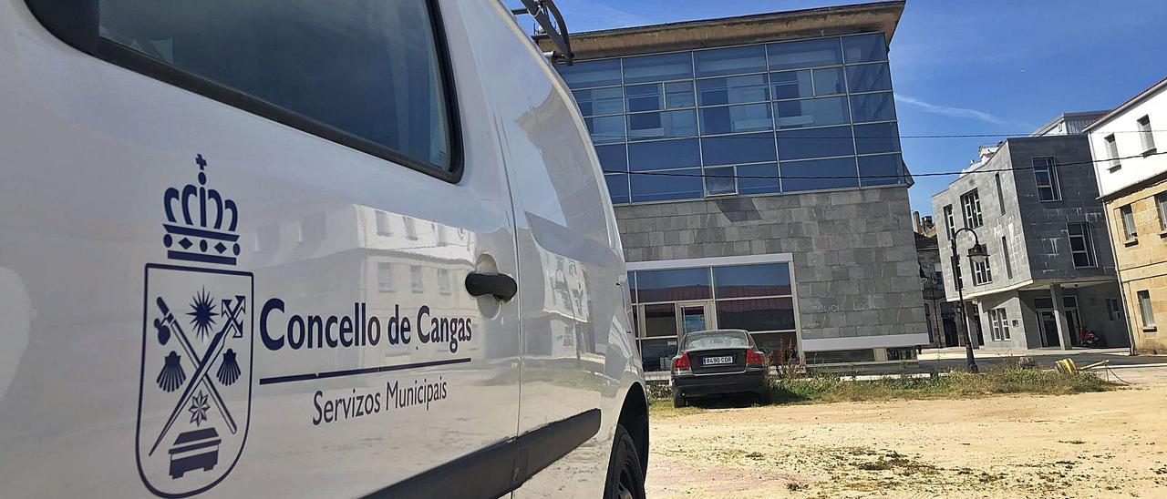 Vehículos de servicios del Concello de Cangas estacionados, ayer, en la explanada del consistorio.   | // G.N.