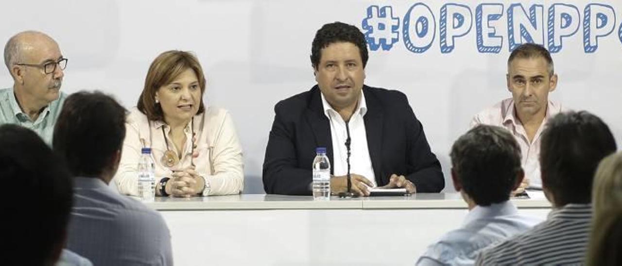 Isabel Bonig y Javier Moliner, en una junta directiva del PP de Castelló.