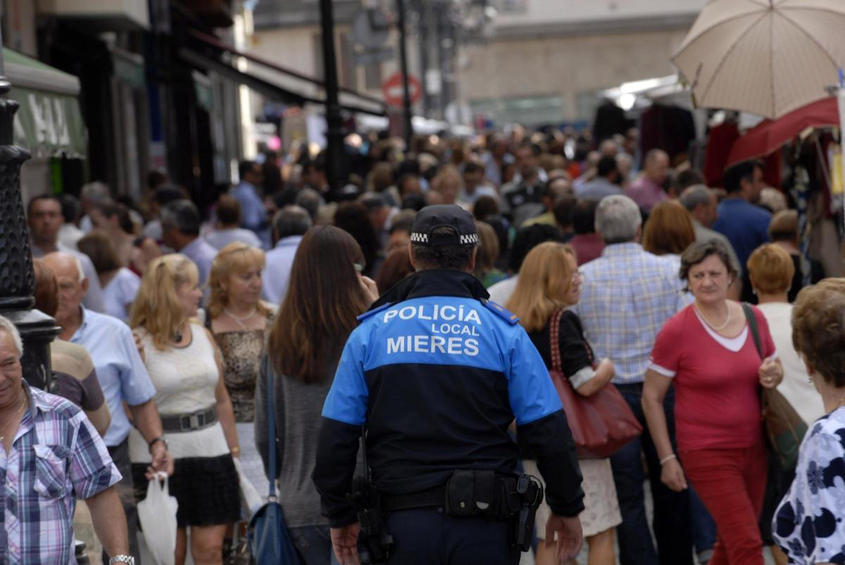 Un Policía Local, en un día de mercado en Mieres.