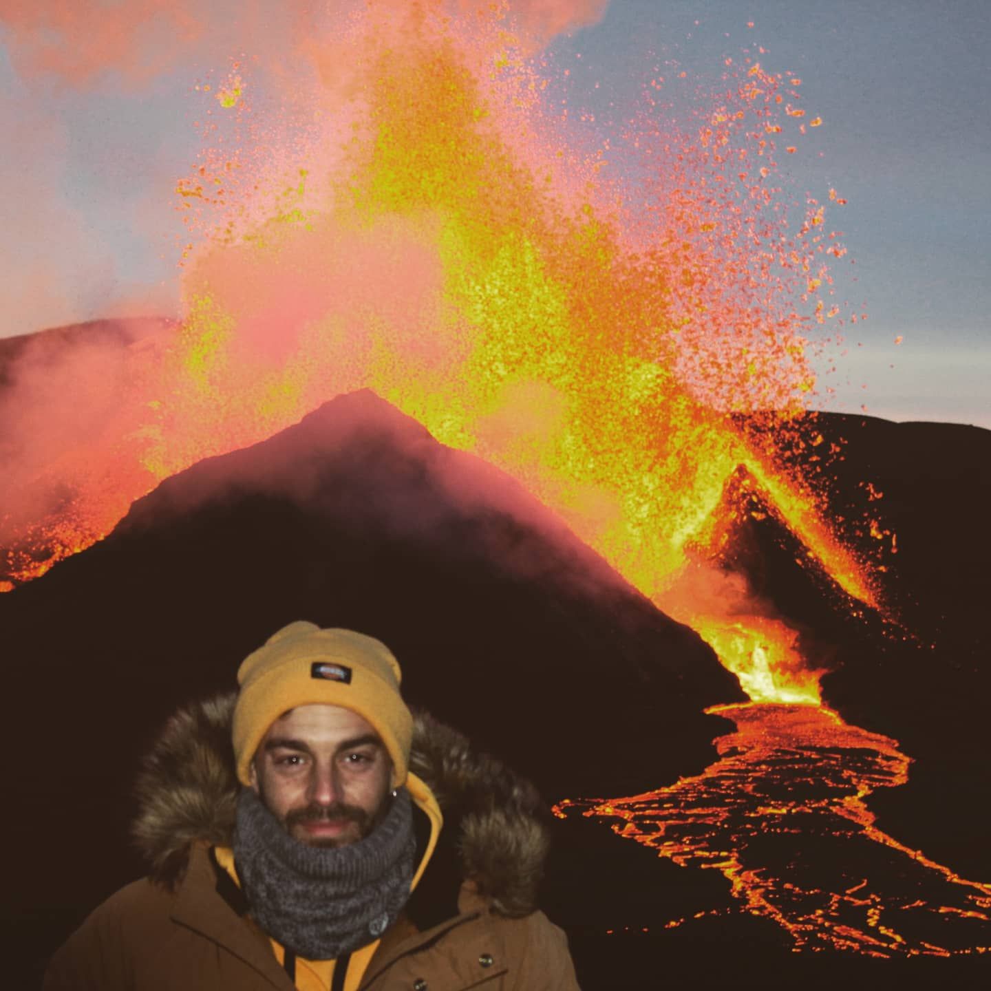 Vázquez, frente al volcán Fagradalsfjall.