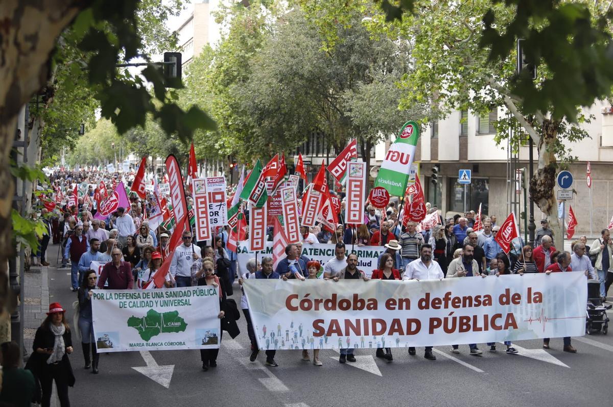La manifestación por la sanidad pública recorre el centro de Córdoba este sábado.