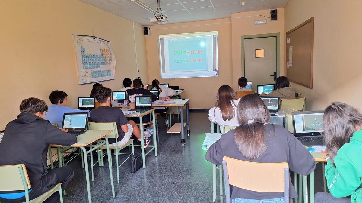 Alumnado de portugués del instituto de Negreira en una de sus clases.