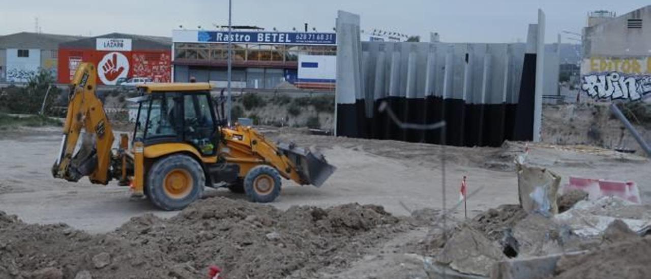 Las obras de cimentación del puente que permitirá conectar la Vía Parque por la Florida han comenzado. En la imagen, parte de la estructura inicial del mismo.