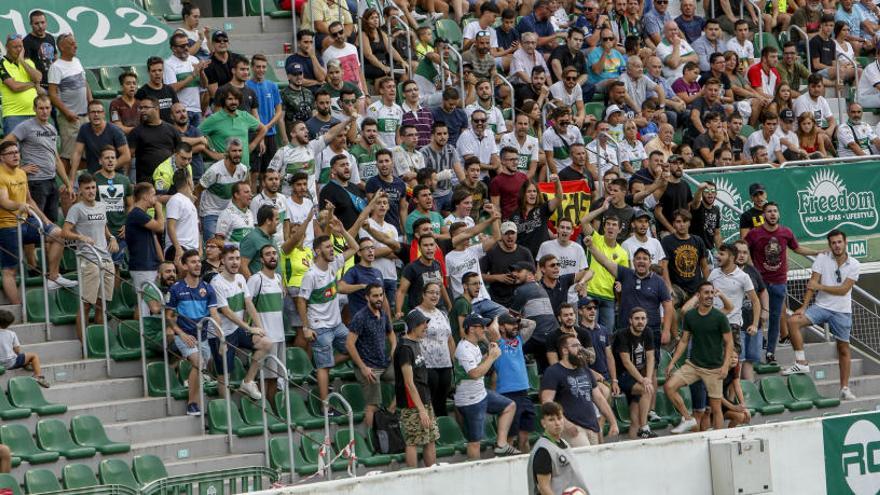 Aficionados de la Grada de Animación durante el primer partido de Liga frente al Granada