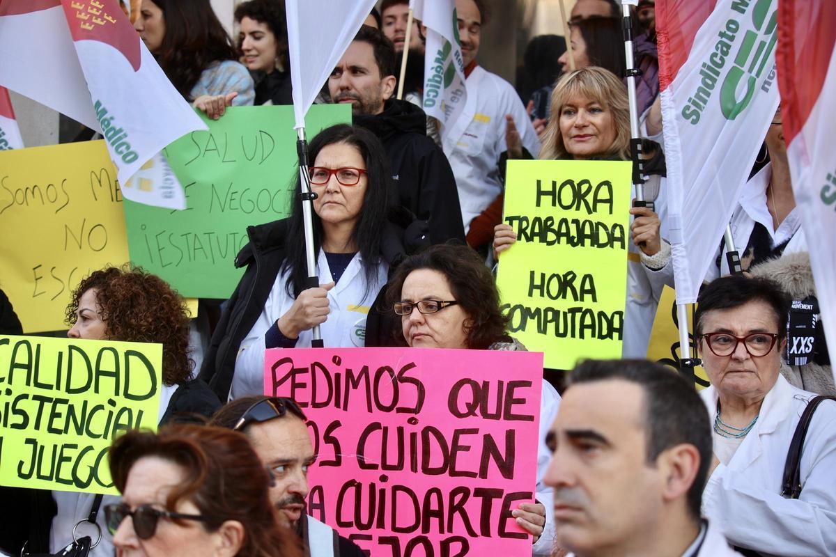 Médicos durante una concentración frente a la Consejería de Salud.