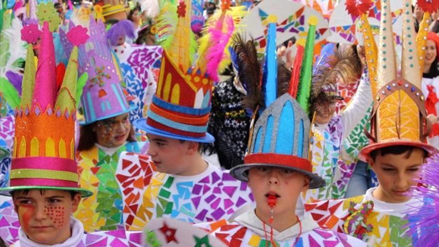 El primer desfile aúna a todos los escolares de Monesterio