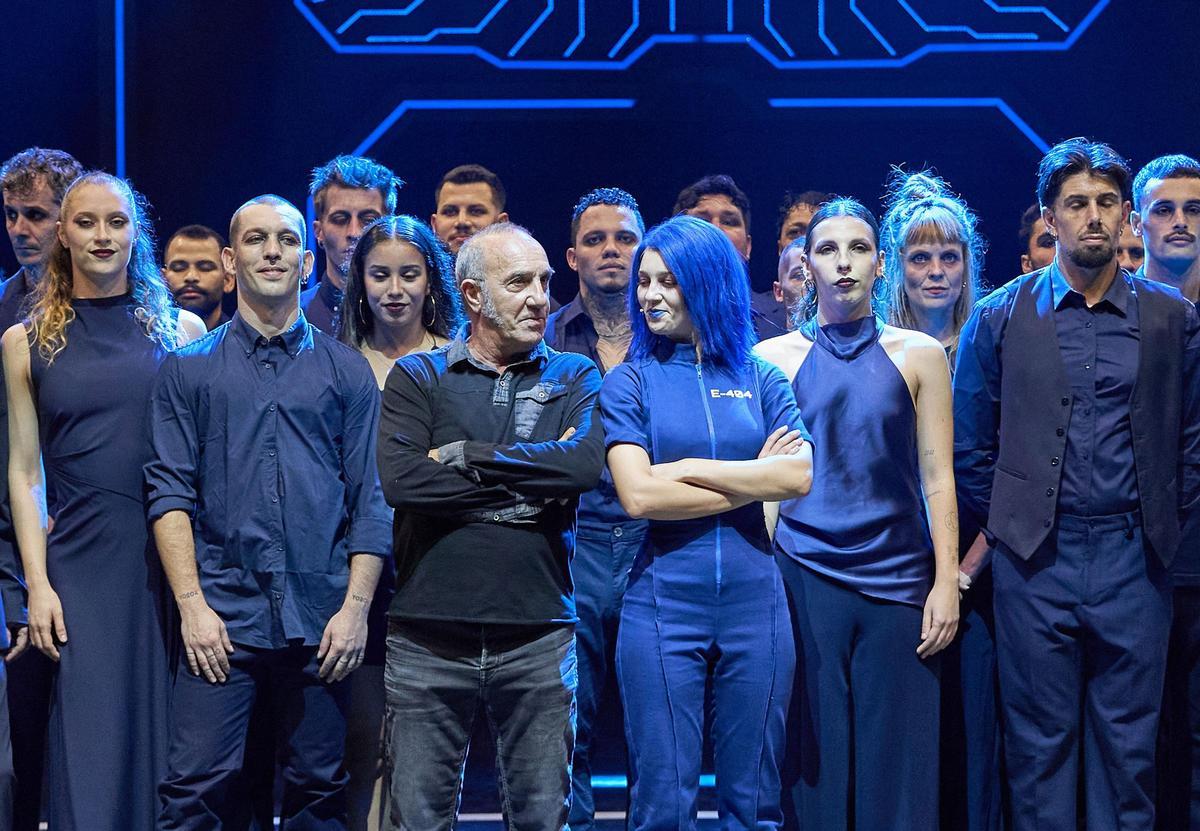 Suso y Sara Silva, caracterizada de Azul, junto a parte del elenco de Prisionia