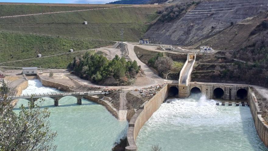 Azcón ve «inaudito e intolerable» el nuevo retraso de las obras de Yesa