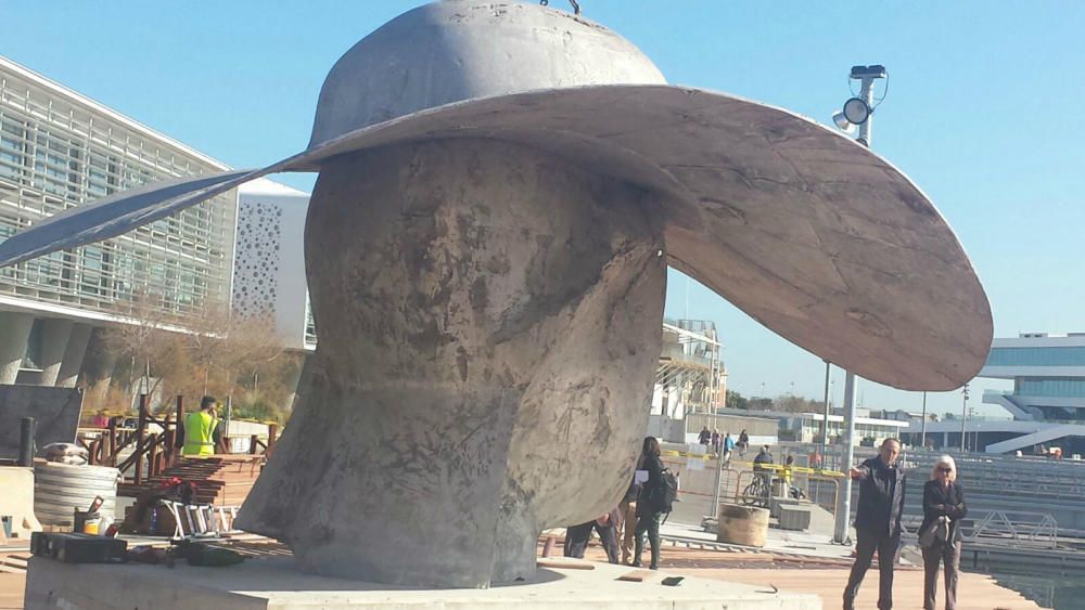 Hortensia Herrero visita la escultura.