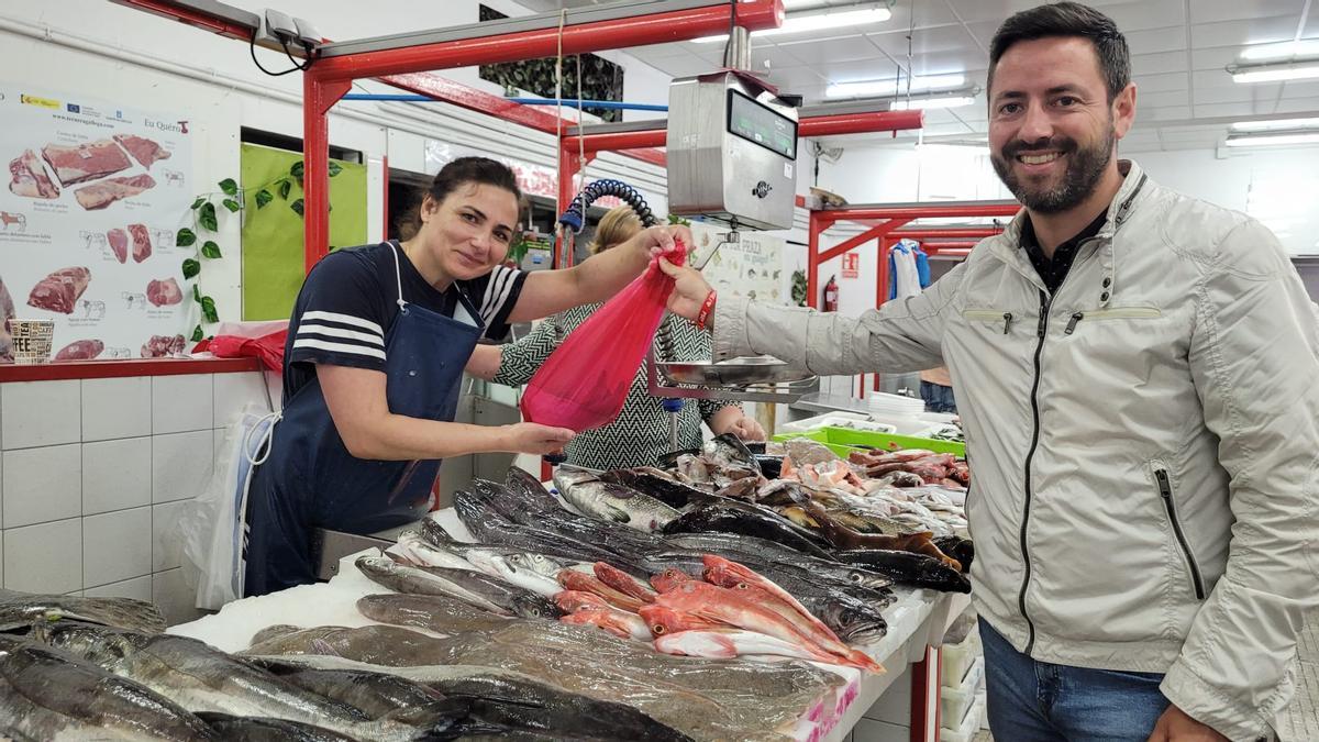 Candidatos como Samuel Lago no solo aprovecharon para pasear y estar con la familia. También para disfrutar del vermú, las vistas que ofrece Cambados y los buenos productos de su plaza de abastos. Lo mejor de todo es que después se encargó de cocinar.