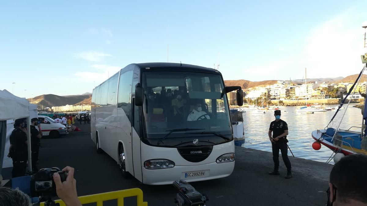 Primera guagua con un grupo de migrantes desde el muelle de Arguineguín hasta Barranco Seco.